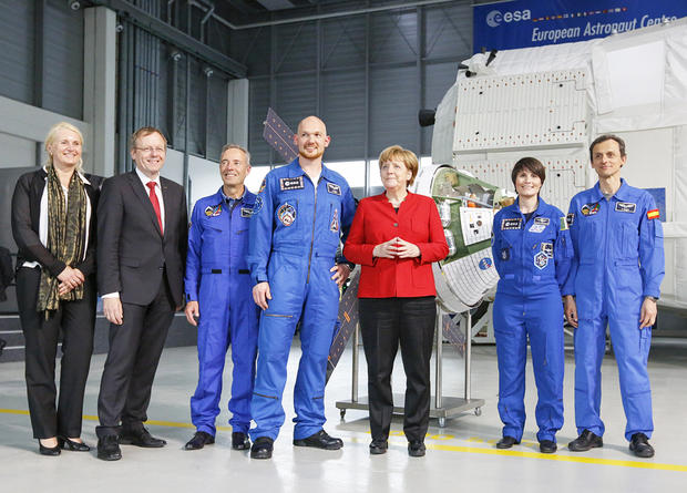 alt: Pascale Ehrenfreundová z Německé kosmické agentury DLR (*zcela vlevo*), Jan Wörner (*druhý zleva*) a německá premiérka Angela Merkelová (*v červeném saku*) s evropskými astronauty. Snímek je z výcvikového střediska European Astronaut Centre v Kolíně nad Rýnem. Kredit: ESA–Grothues.